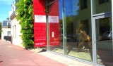 La rue Houdan avec le Kakémomo annonciateur de l'exposition. - LE